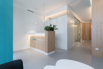 Del diseño interior de la clínica dental de Sabela Casás también destaca la entrada por la frescura que transmite