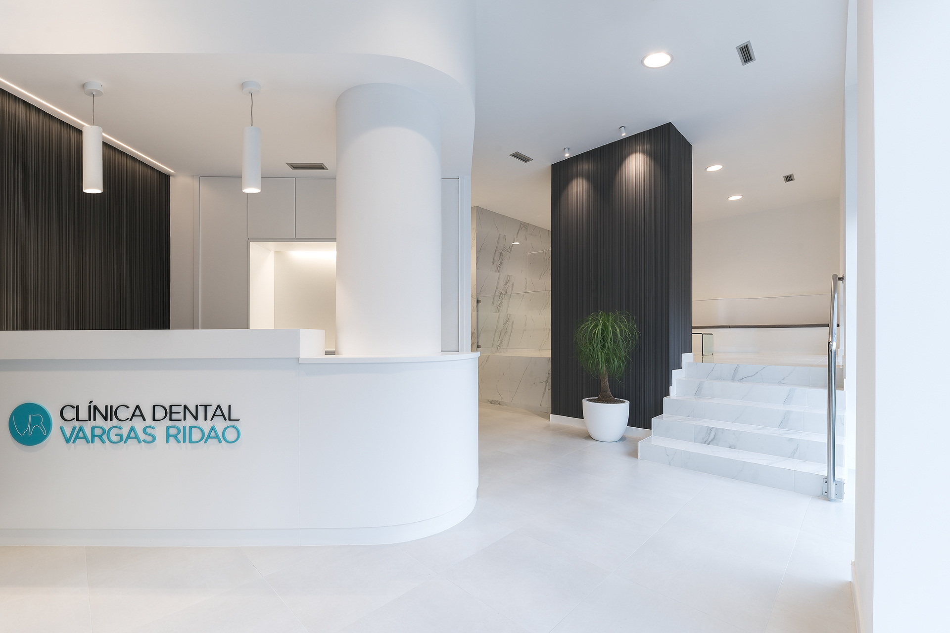 Para la el proyecto de obra nueva de la clínica dental se apostó por crear un diseño que transmitiese elegancia y limpieza